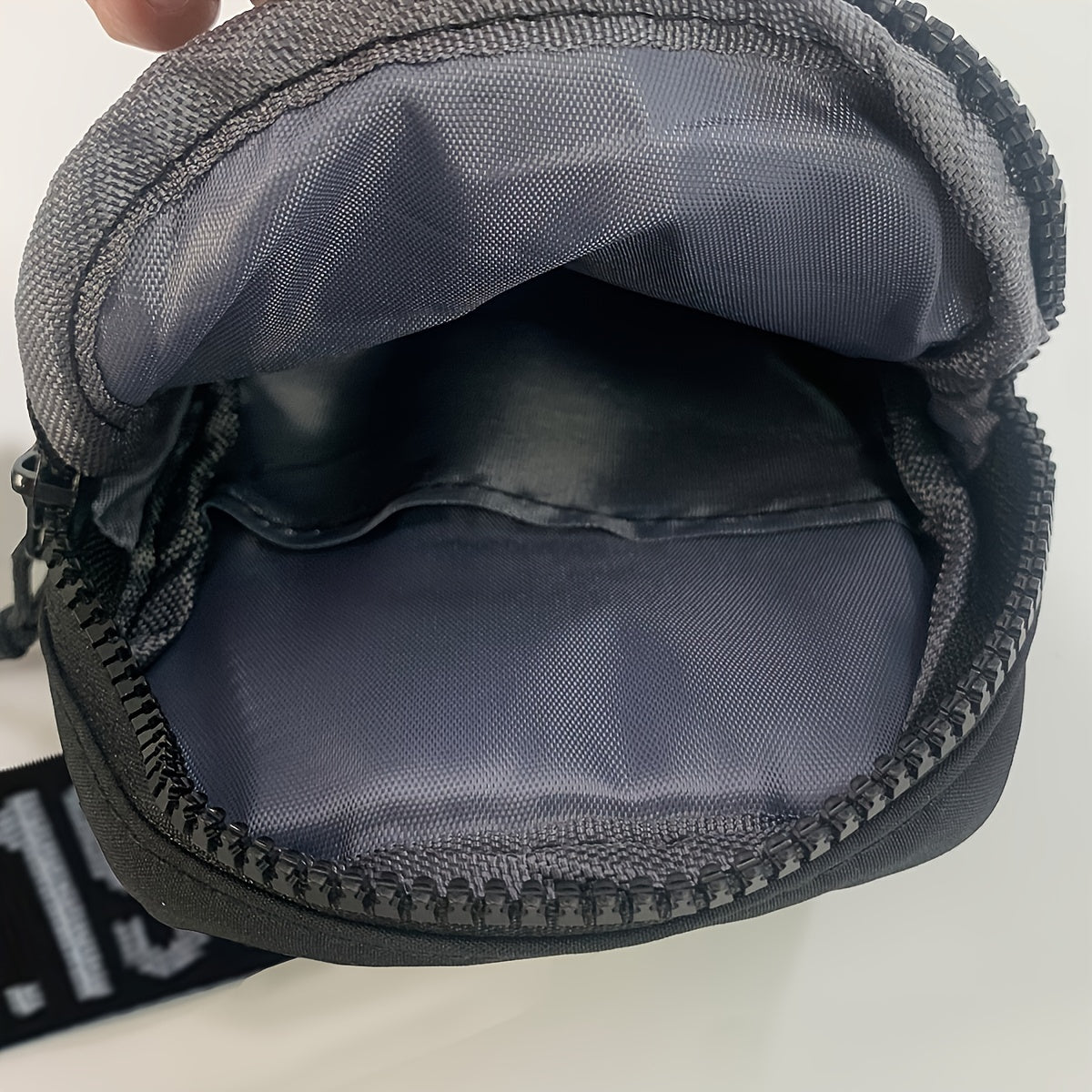 Shark Print Nylon Chest Bag - Stylish & Durable Crossbody Sling for Unisex, Adjustable One-Shoulder Fanny Pack Ideal for Sports, Travel & Outdoor Adventures